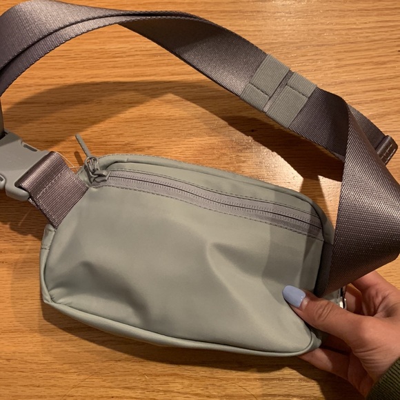 NWT Lululemon Everywhere Belt Bag - Picture 3 of 4